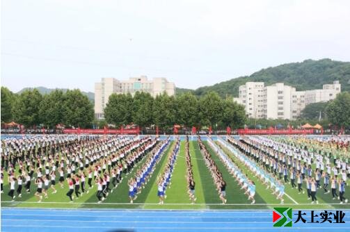 200名学生齐聚操场跳舞场面