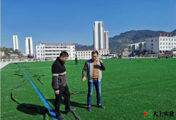 学校领导查看施工现场情况