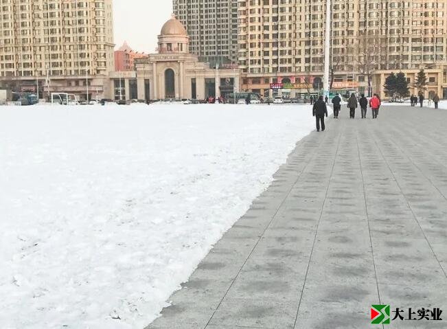 塑胶跑道积雪