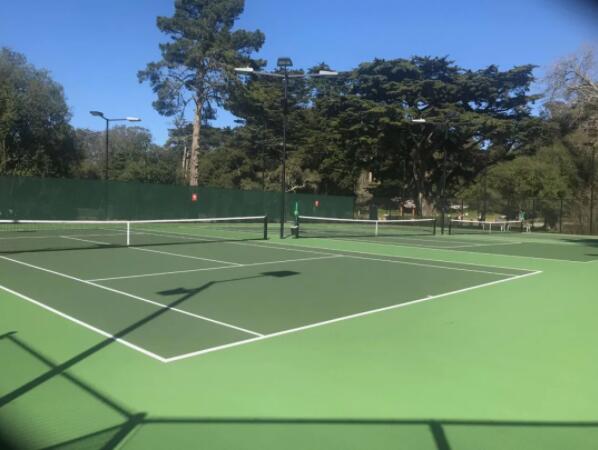 旧金山翻新2千八百万元的公共网球场长什么样？