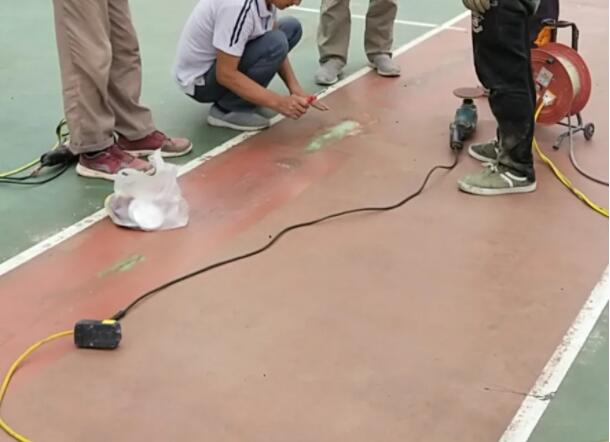 篮球场塑胶地面补缝方法
